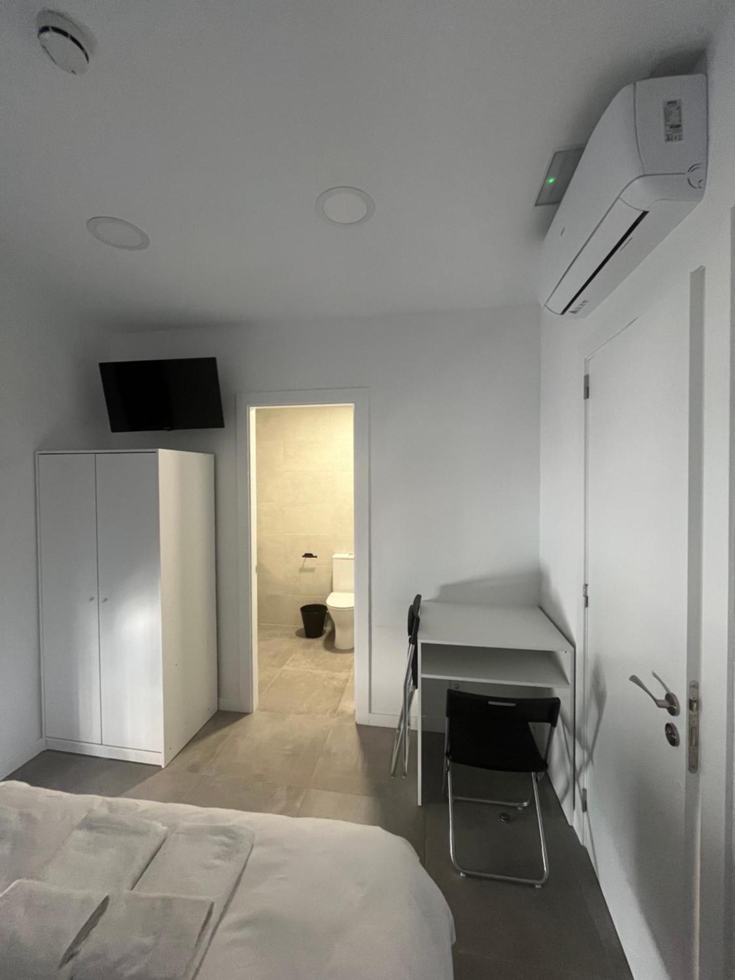 Hostal La Masia Манреса Экстерьер фото