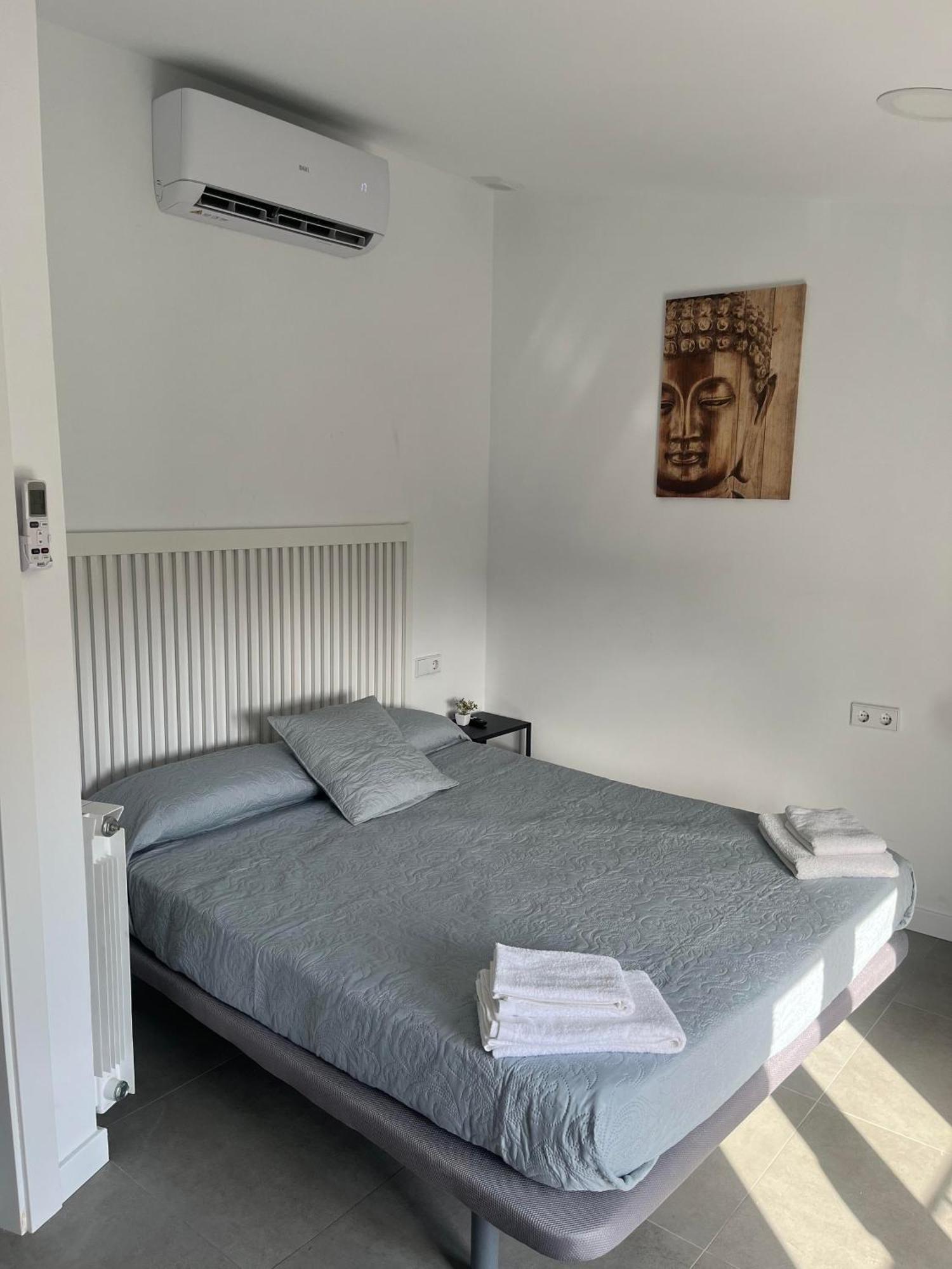 Hostal La Masia Манреса Экстерьер фото